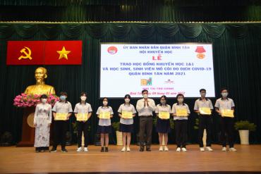 Trao học bổng cho học sinh tại TT GDNN-GDTX quận Bình Tân